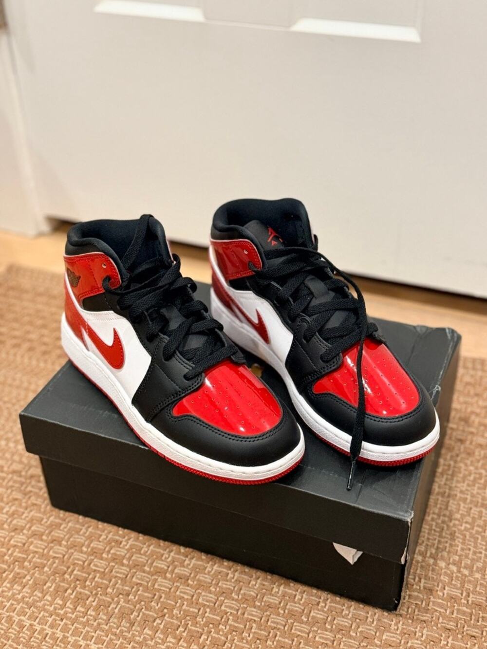Jordan 1 Mid Patent Bred Toe GS